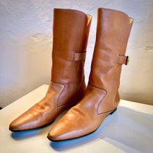 Load image into Gallery viewer, Manolo Blahnik Leather Flat Boots - EU 39