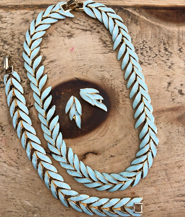 Vintage Trifari Style 1950's Jewellery Set –